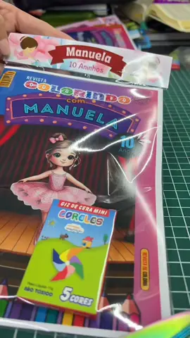 🎨✨ “Olha só que fofura! Hoje estamos montando um kit de revistinha de colorir com giz de cera personalizado, perfeito para lembrancinha de aniversário! Cada kit vai com: ✅ Revistinha com 8 páginas para colorir ✅ Mini giz de cera com lapela personalizada no tema da festa ✅ Tudo embaladinho com muito carinho, já pronto para entregar aos convidados ✨ E o melhor: fazemos em qualquer tema – princesas, heróis, fazendinha, dinossauro, safari, unicórnio… é só escolher o tema e mandar o nome da criança! É uma lembrancinha útil, criativa, que as crianças AMAM e os pais também, porque não é só mais um brinquedo que quebra — é uma atividade educativa pra levar pra casa! 💖 Quer garantir o seu kit? Me chama no direct! Enviamos para todo o Brasil!”* #lembrancinha #lembrancinhapersonalizada #papelariapersonalizada #festainfantil #mimosdefesta 