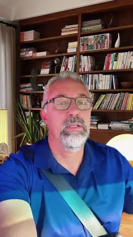 Video 582: McDonald’s, Wendy’s, Burger King Sales Crash—While Chick-fil-A & In-N-Out Surge! 📉📈 The reasons are obvious (except to the failing chains) & super easy to fix: 1. Way higher wages at successful chains = better employee retention 2. Better training + higher pay for managers 3. Stronger benefits plans 4. Actual focus on customer service. Easy fix—but they won’t do it, so they’ll keep failing! Disagree? Tell me why! #mcdonalds #wendys #burgerking #mattrieck #inandout        