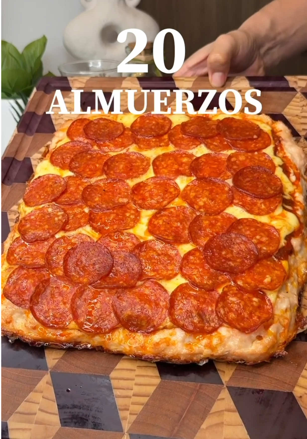 ALMUERZOS que PARECEN FAT pero son FIT 😍💪 N.5 PIZZA FIT, ALTA EN PROTEÍNA Y LOW CARB🍕 🔥🍗 Ingredientes: 	•	Pechuga de pollo (700 g)  	•	Queso bajo en grasa  	•	Salsa napolitana fit (comenta si quieres receta😜) 	•	16 rodajas de pepperoni  	•	Especias: paprika, ajo, orégano, laurel, tomillo, comino y sal🌿 💡 TIP EXTRA: Cocina la base en el horno a 200 °C por 20 minutos o si la haces en estufa, a fuego bajo durante 12 a 15 minutos por cada lado hasta que quede bien dorada y firme antes de agregar la salsa y el queso. #cali  #colombia  #recetas  #tiktokfood #almuerzo 