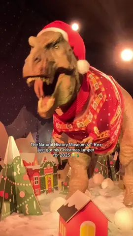 The @Natural History Museum London’s T-rex is already looking so Christmassy 😩❤️ #londonlife #uknews #christmas2025 #londonchristmas #londonxmas 