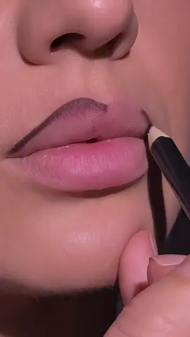 Карандаш для контура: оттенок Chocolate Для растушевки: оттенок Nude Блески для губ: Candy Baby и Bratty @zena_grekova_beauty_ 