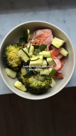 Eating well and colourful and fueling my body with all the nutrients just feels amazing 🤍 #fyp #health #fuelyourbody #healthyfood #cleaneating 