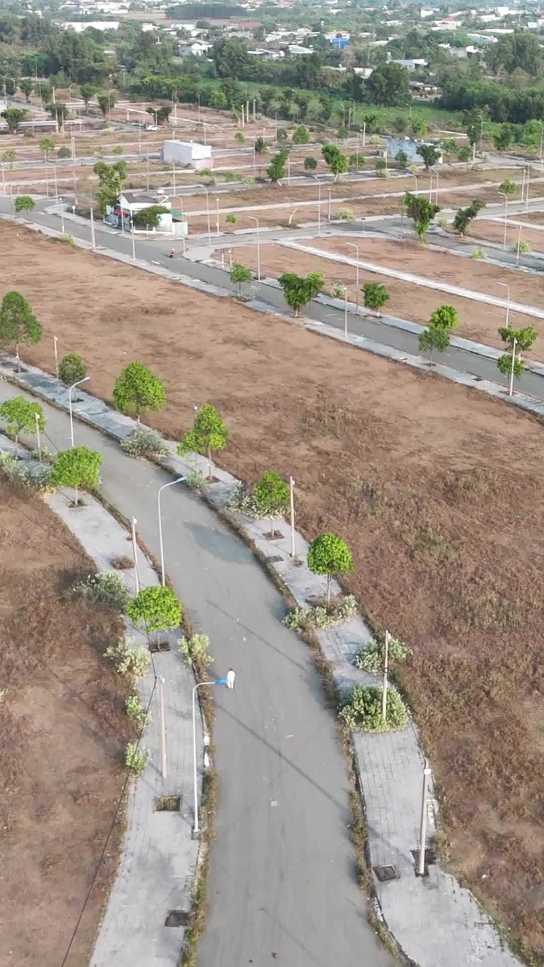 🏘️ ¿Terreno barato? Podría salirte caro. Cada vez más peruanos compran lotes sin saber si tienen habilitación urbana, y ese descuido puede costarles mucho más de lo que imaginan. Sin servicios básicos, sin formalidad y con riesgos técnicos, un terreno sin habilitación no es una inversión: es una apuesta riesgosa. Desde CODIP te contamos sobre la importancia de verificar antes de comprar. #CODIP #DesarrolloInmobiliario #ViviendaFormal #HabilitaciónUrbana #SectorInmobiliario #InversiónSegura