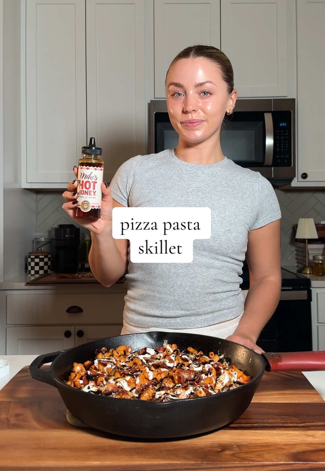 Pizza pasta skillet 🍕full recipe in bio!!  @3 Farm Daughters @good culture @Simply Organic @Mike’s Hot Honey @Rao’s Homemade @laclarecreamery @Toby’s Family Foods  #EasyRecipe #quickrecipes #Recipe 