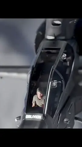 Faktanya, helikopter memang bisa terbang terbalik, tapi hanya dalam waktu 2 sampai 3 detik aja. Manuver ekstrem ini biasa dilakukan oleh pilot profesional dalam pertunjukan aerobatik pakai helikopter khusus seperti Westland Lynx—salah satu yang tercatat pernah terbang terbalik dengan aman. Tapi itu pun dilakukan di kondisi super terkendali dan dengan mesin yang dimodifikasi biar bisa tahan tekanan udara ekstrem. Kalau helikopter biasa coba hal yang sama, rotornya bisa rusak atau bahkan copot karena dorongan udara berubah arah secara paksa. Mesin pun bisa gagal total karena sistemnya nggak dirancang buat posisi terbalik. Jadi, walau keliatan keren di film atau demo udara, di dunia nyata, itu bukan aksi keren—tapi aksi berisiko tinggi banget. #trending #fyp #foryou #foryoupage #tiktok 