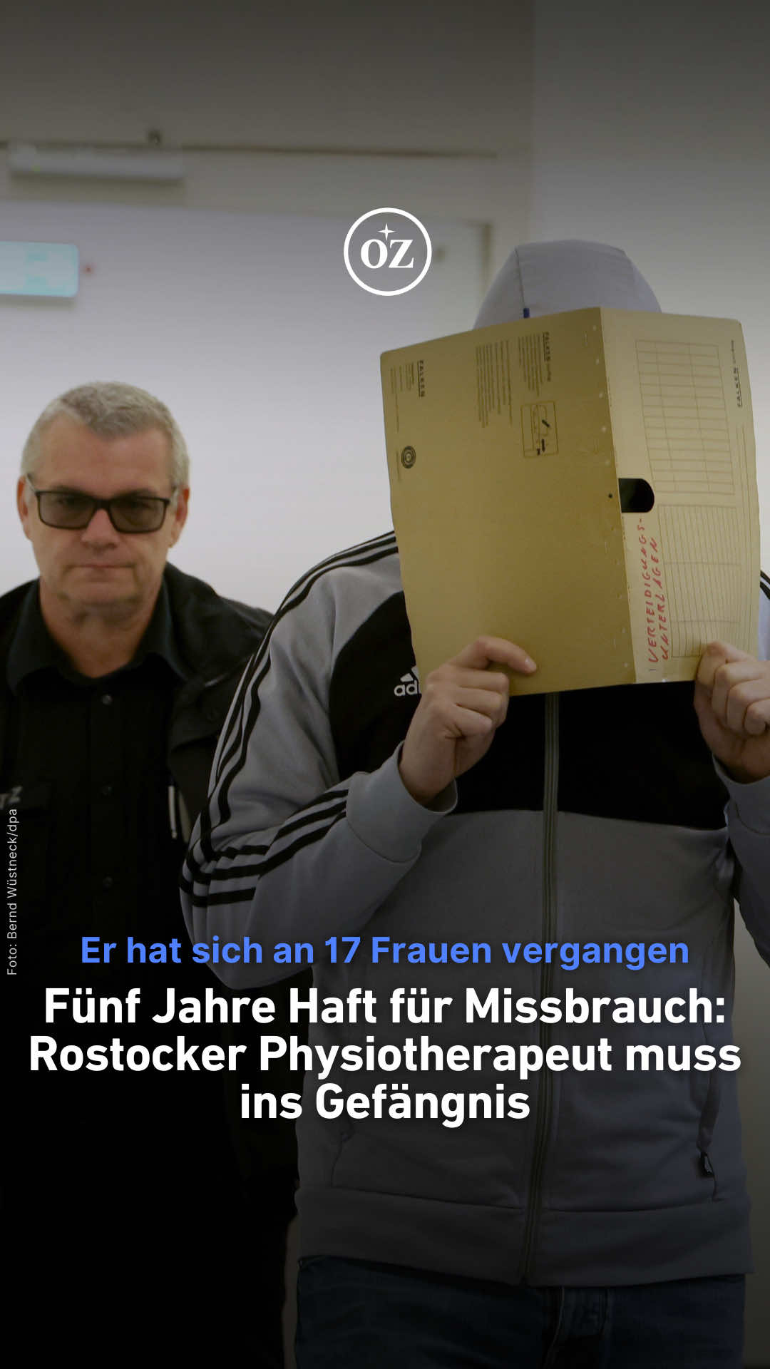 👨‍⚖️ Fünf Jahre Haft für 18-fachen Missbrauch: Dieses Urteil hat das Rostocker Landgericht am Dienstag (4. November) im Prozess um den Physiotherapeuten Michael A. gesprochen. Darüber hinaus erhält er ein fünfjähriges Berufsverbot. 🚫 In dieser Zeit darf er nicht in Berufen tätig werden, bei denen er Kontakt zu leichtbekleideten Frauen hat, so der zuständige Richter. Michael A. hat 17 Patientinnen, im Alter von 15 bis 83 Jahren, in seiner Praxis bei Rostock missbraucht – vier von ihnen hat er vergewaltigt. Der 45-Jährige bekannte sich bereits während des Prozesses zu den Taten, die er zwischen 2020 und 2025 begangen hatte. Für Michael A. hätten sein umfassendes Geständnis und das Schmerzensgeld, das er den Opfern gezahlt habe, gesprochen, sagte die Staatsanwältin. Er habe Verantwortung übernommen. Dennoch sei es ein besonders schwerer Fall: „Denn er hat bei allen Taten seine professionelle Rolle als Physiotherapeut im geschützten Raum ausgenutzt.“ Das Vertrauen der Frauen in männliche Therapeuten sei gestört. Einige Opfer befänden sich in psychologischer Behandlung. 💬 Als weniger glaubhaft wurden die Reue und Entschuldigungen des Angeklagten eingestuft. „Daran bestehen ernsthafte Zweifel. Er hat im Prozess einen unbeteiligten Eindruck gemacht.“ Auch, dass die Taten nicht geplant gewesen seien, sei unglaubwürdig. 👩‍⚖️ #rostock #mecklenburgvorpommern #blaulicht