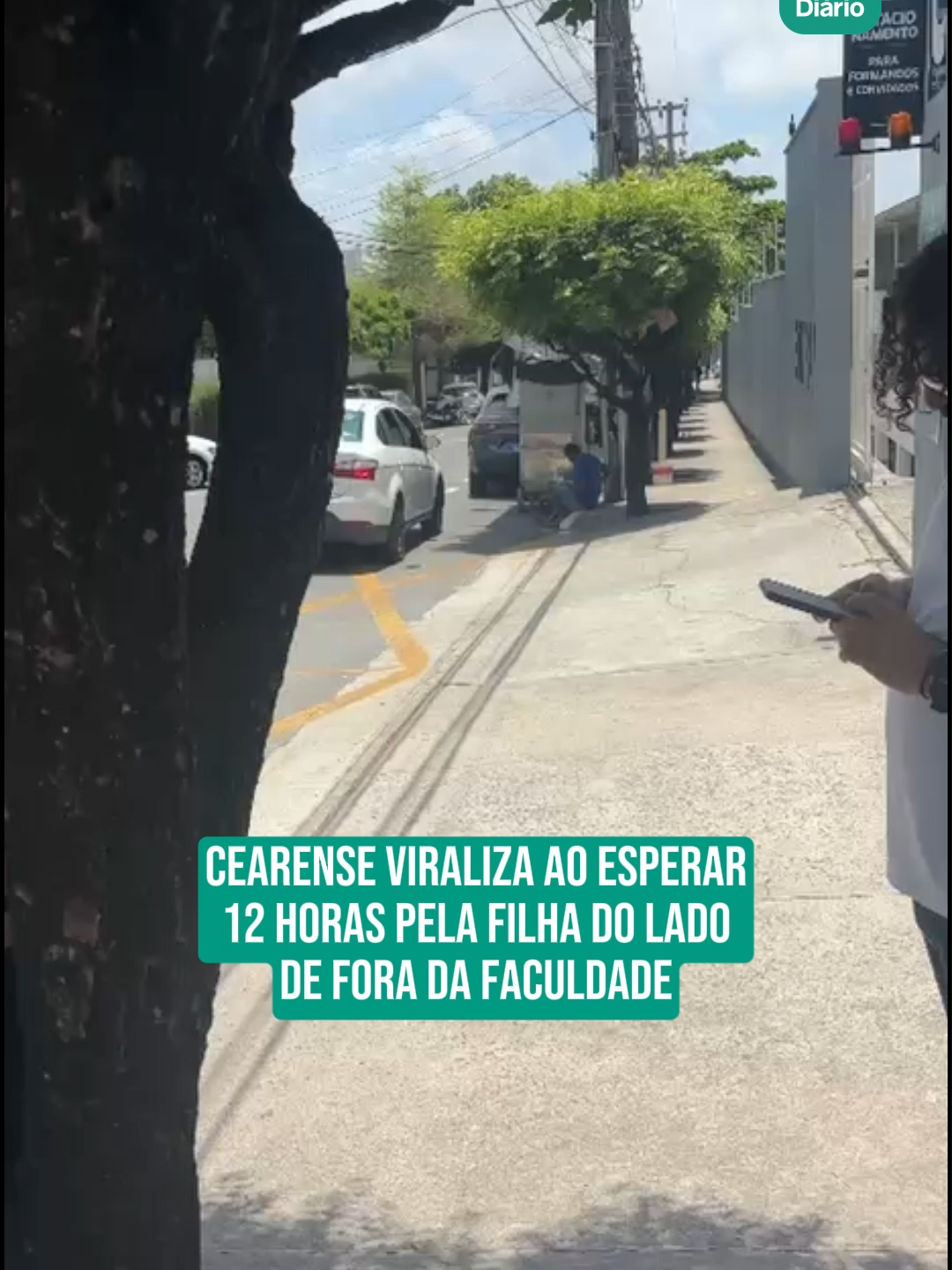 O vídeo do aposentado, Sosteneu Martins Rabelo, de 63 anos, esperando pela filha, a médica Bárbara Martins, do lado de fora da faculdade, onde faz pós-graduação, já acumula mais de 800 mil visualizações nas redes. As imagens mostram Sosteneu aguardando, sentado na calçada, a filha que estuda das 07h às 19h. Bárbara finaliza o curso em janeiro. Até lá, o pai a acompanha durante as aulas e estágio. 
