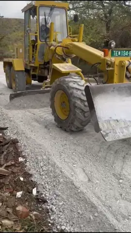 🛣️ Rruga e njohur e Maskidollit është duke u shtruar me tampon, falë donatorit bujar Sefedin Durmishi nga fshati Çellopek, i cili jeton në Zvicër.