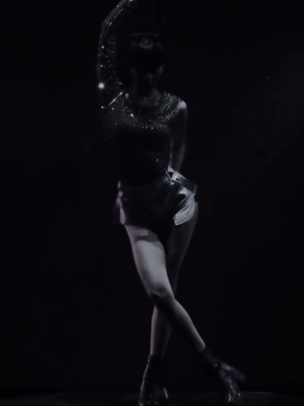 she's so gorgeous|#dark #xyzcba #fyp #aesthetic #lisa [ib;@🦢]