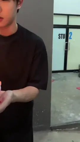 Perth ကcake ပန်းရောင်လေးနဲ့သူ့ကလေးကိုwishပါပီးနော်😭😭နဖူးလေးတောင်နမ်းလိုက်သေးတယ်ရှင်တို့ရယ်သူTaTaကိုအရမ်းချစ်တာပါ😭ကျမငိုနေပီးလို့😭🖤🤍#perthsanta #perthtanapon #santapongsapak #SANTA2COOL2RESIST #foryouu 