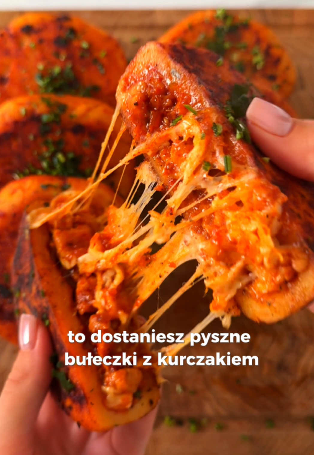 Prosty przepis na pyszne bułeczki z kurczakiem🍔🤤, gotowe w 30 minut  potrzebujesz: • 450g mięsa z piersi kurczaka łyżeczkę: - czosnku - cebuli - papryki wędzonej  - soli i pieprzu sos: • 2 ząbki czosnku  • 1-2 łyżki srirachy  • 1-2 łyżki miodu  • 2 łyżki octu ryżowego  • 4 łyżki wody  • skrobia ziemniaczana (do zagęszczenia)  ciasto: • 400g jogurtu naturalnego typu greckiego 0% • 400g mąki  • płatki chilli • kolendra lub oregano • sól  bułeczki smażymy na małym ogniu pod przykryciem z każdej strony  z przepisu wychodzi 6 bułeczek  jedna bułeczka z dodatkami ma: ~394kcal B: 35 T: 4 W: 54 Smacznego!❤️