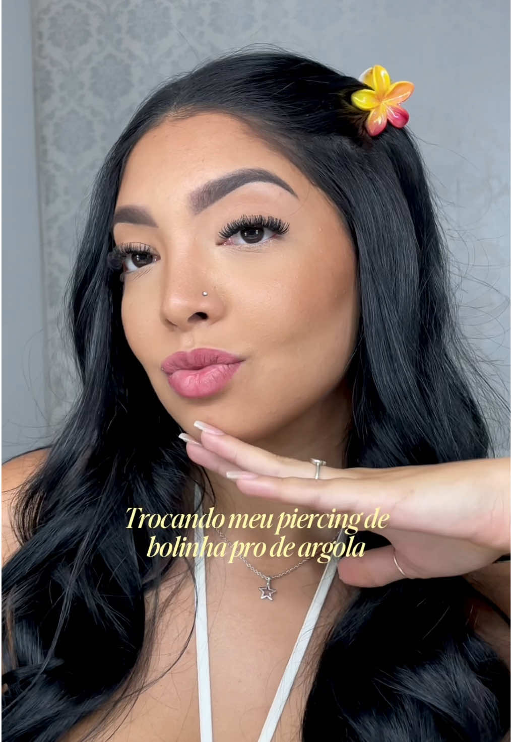 Trocando meu piercing do nariz com a joia cravejada da @Florapiercing 🌟🌟🌟🌟🌟 #florapiercing #piercing #piercingnostril #fyp 