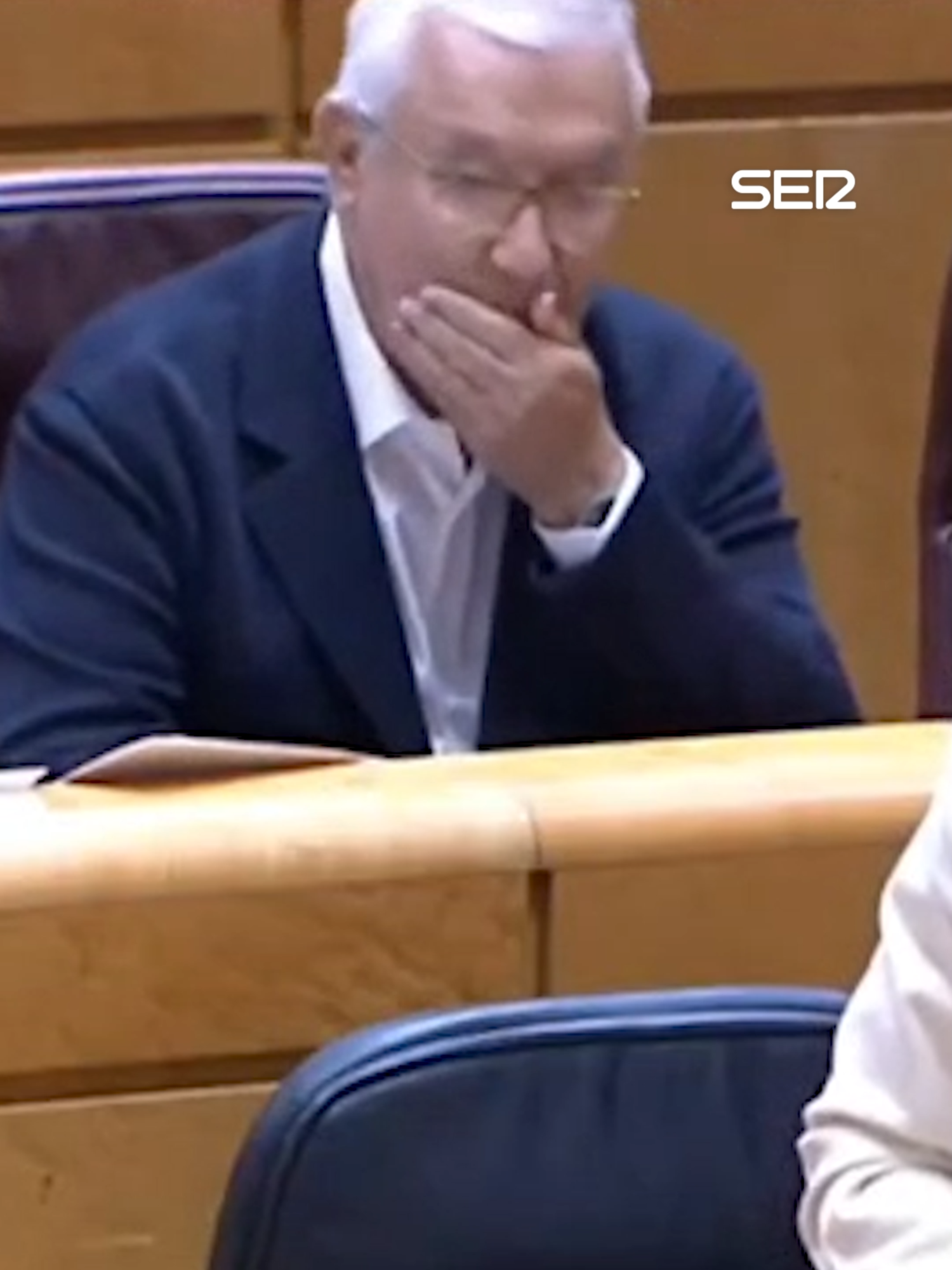 ‼️ El senador Javier Arenas fuma vaper mientras Mónica García, ministra de Sanidad, interviene en el Senado #Senado #vaper #ministraSanidad #JavierArenas #CadenaSER