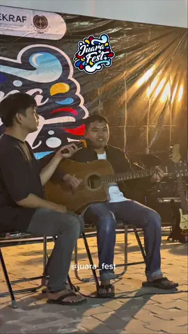 Setiap Sabtu malam di acara Juara Fest, penampilan musik Ikhsan dan kawan-kawan (Disabilitas) selalu memukau penonton dengan harmoni yang kuat dan penuh perasaan. Lewat lagu-lagu yang dibawakan dengan semangat tinggi, mereka menunjukkan bahwa musik mampu melampaui segala keterbatasan, menyatukan hati, dan menciptakan momen yang tak terlupakan. Terima Kasih Ikhsan dan kawan-kawan, sudah berpartisipasi meramaikan Kota Sungai Penuh🙏🏻🙂 #juarafest #kotasungaipenuh #sungaipenuhjuara 