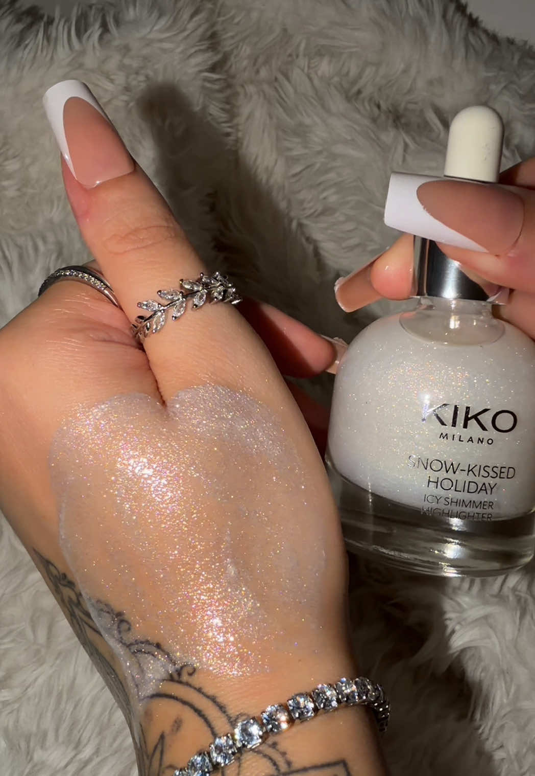 kiko just made the body glitter glow i’ll be living in this christmas ❄️  snow kissed holiday collection icy shimmer highlighter 🤍 @KIKO Milano  #kiko #kikohighlighter #bodyglow #bodyshimmer #glittermakeup 