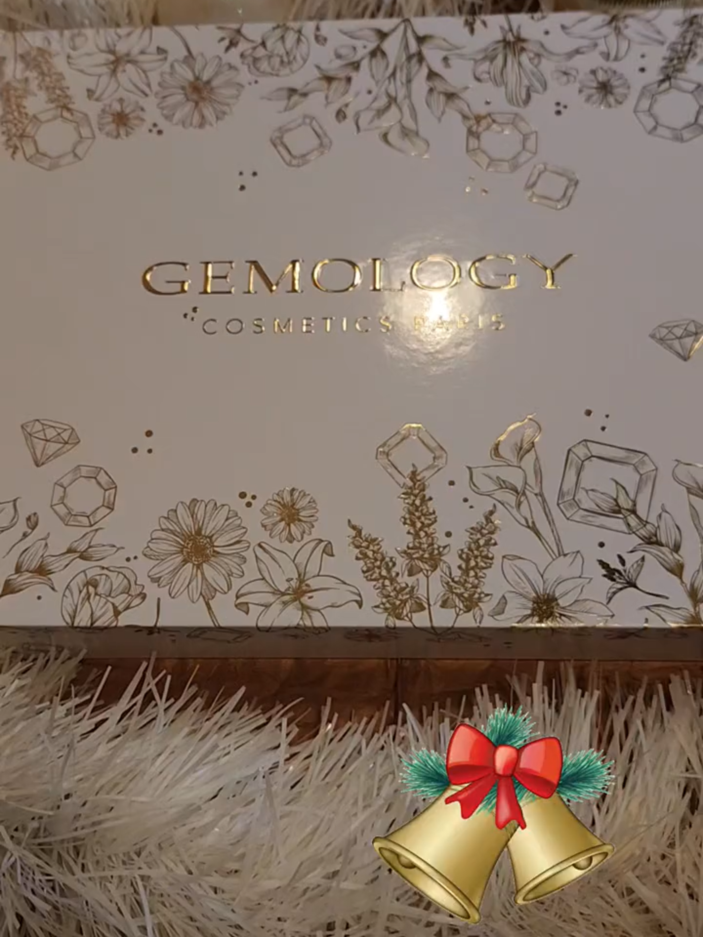 Coucou ! Je vous présente le calendrier de l’avent @gemology Gemology Cosmetics Paris est la marque de luxe de cosmétique minérale qui se distingue en utilisant les oligo-éléments des pierres précieuses. Elle propose une ligne de cosmétique française, innovante, ultra efficace, basée sur la science. Des formules aux oligo-éléments et aux textures créatrices d’émotions, pour répondre à toutes les routines beauté. Des plus simples aux plus sophistiquées. Le calendrier de l’avent au design blanc et doré offre 24 surprises beauté, 21 mini + 2 full‑size + 1 accessoire Il me tarde de les découvrir ! #gemologycosmeticsparis #calendrierdela-vent #noel #rituelbeaute #soinvisage #skin-carelover #luxe #beaute #gemlovers #christmasbeauty@gemologycosmeticsparis video