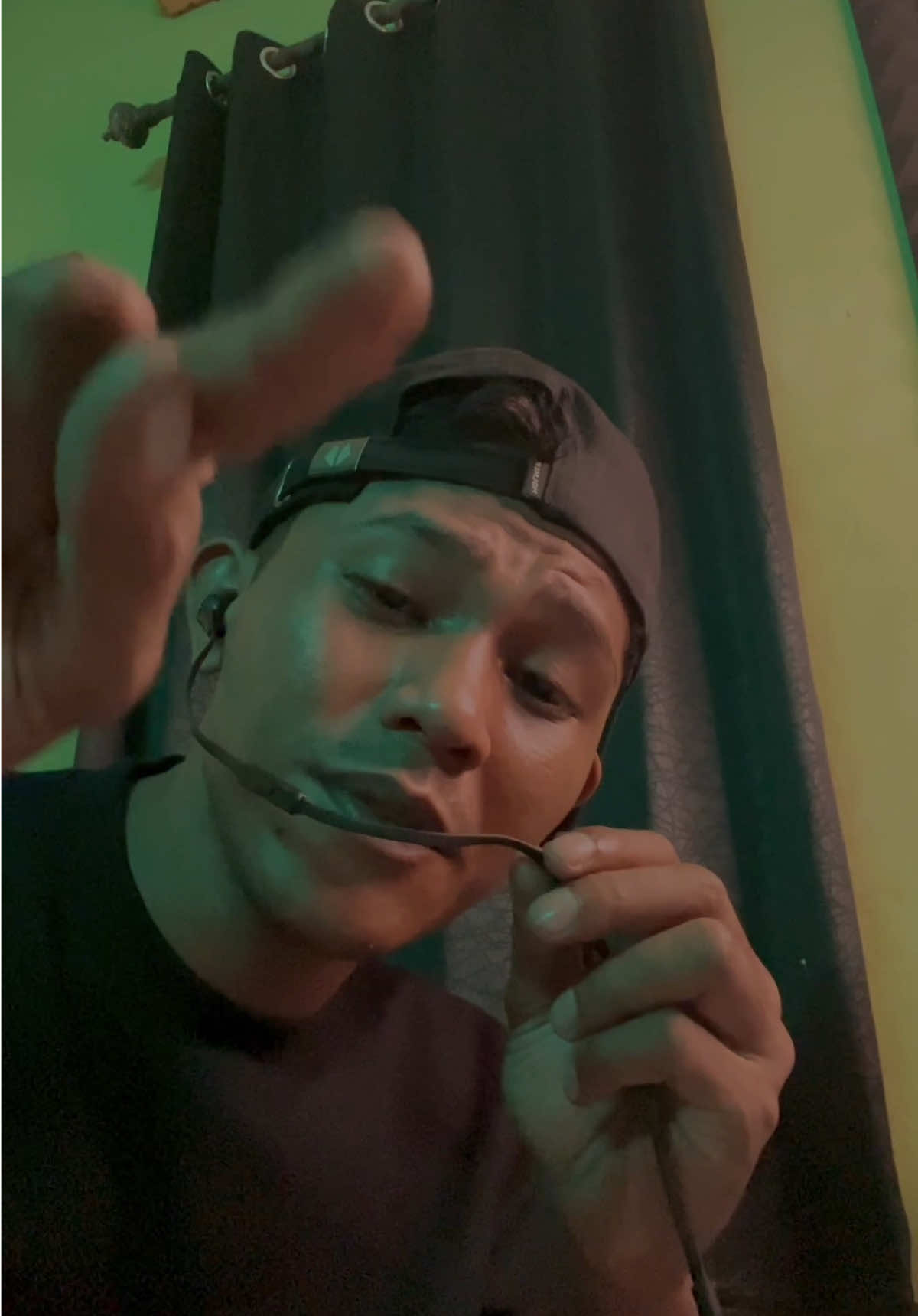 Mic rusak?tenang pake headset pun bisa🤣