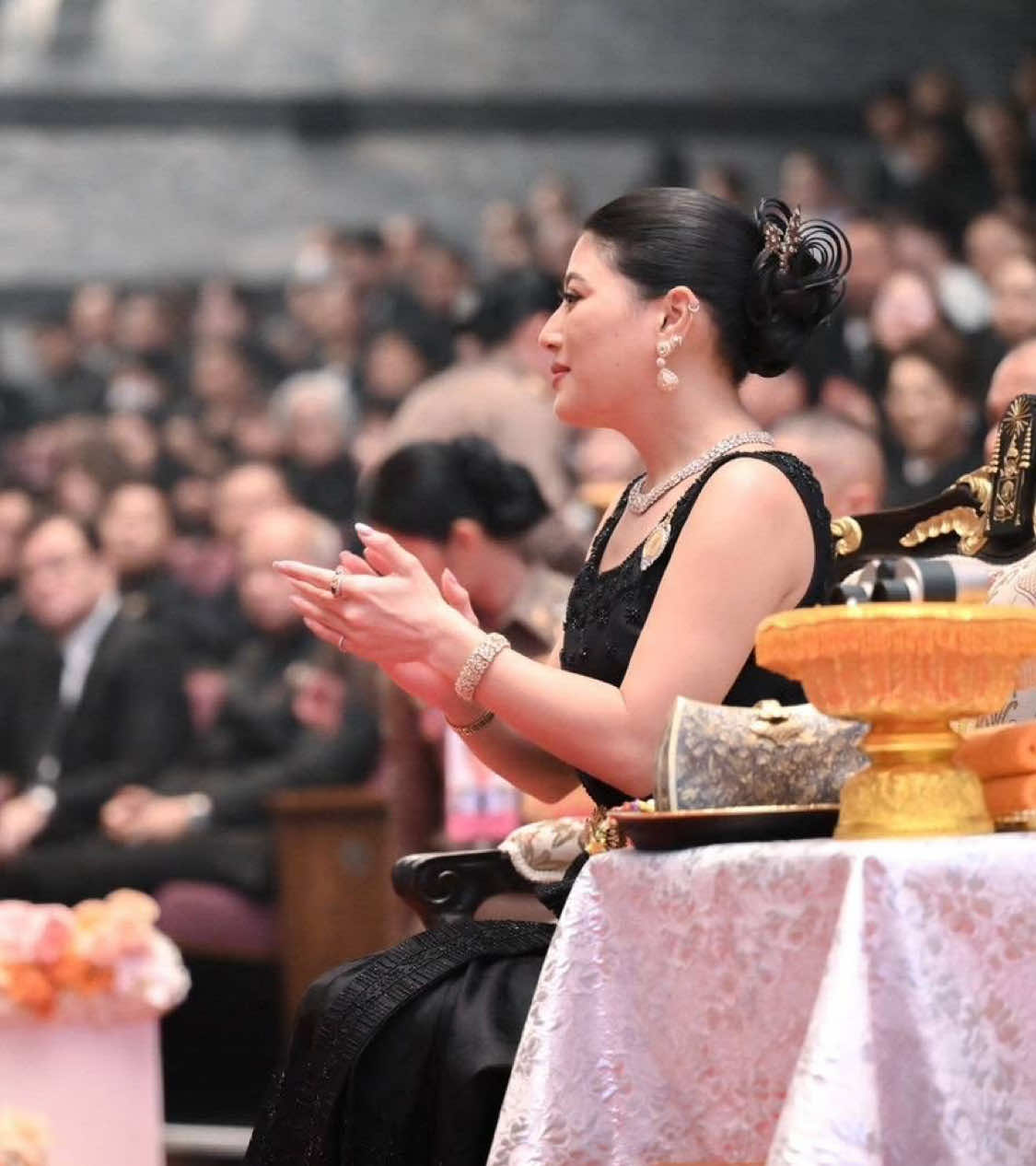 ”ทุกสิ่งที่ท่านทรงห่วง ทุกสิ่งที่ท่านทรงรัก หลานจะเป็นธุระสานต่อให้ตลอดไป“ ความตอนหนึ่งในพระนิพนธ์ ”ย่าของหลาน“ ของสมเด็จพระเจ้าลูกเธอเจ้าฟ้าสิริวัณณวรีฯ  #ชุดไทย #ผ้าไทย #โขน #พระพันปีหลวง #เรารักสถาบันกษัตริย์ 