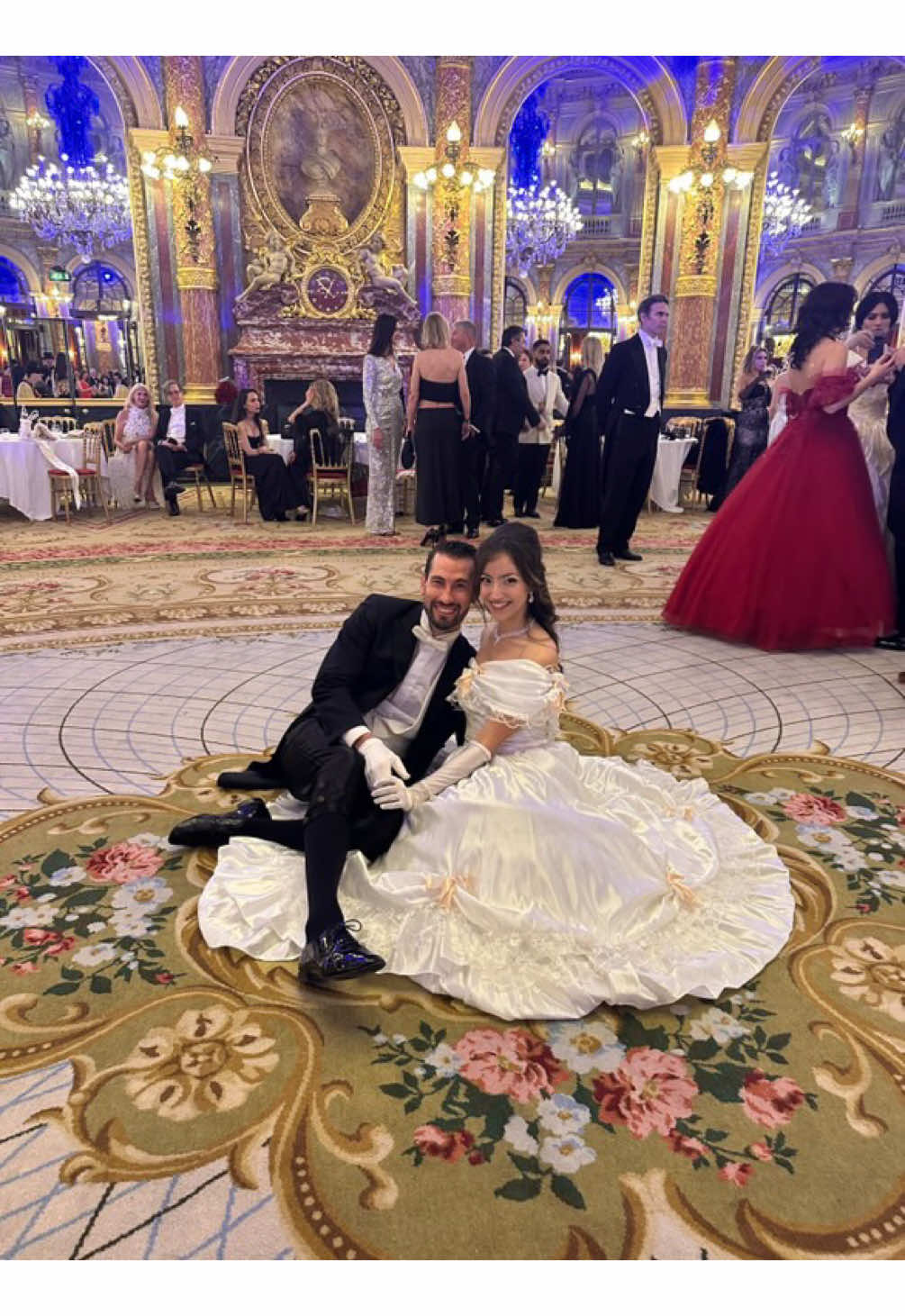 Aux portes du grand salon Opéra, une valse discrète se glisse dans les petits salons… Un refuge de sérénité au cœur du bal ✨💃🏻✨ —- At the doors of the grand Opera salon, a subtle waltz drifts into the smaller rooms… A haven of serenity at the heart of the ball ✨💃🏻✨ 🎶 Bal du 7 Eme Art @cercledefrance  #waltz #valse #ballroom #ballroomdance #dance       