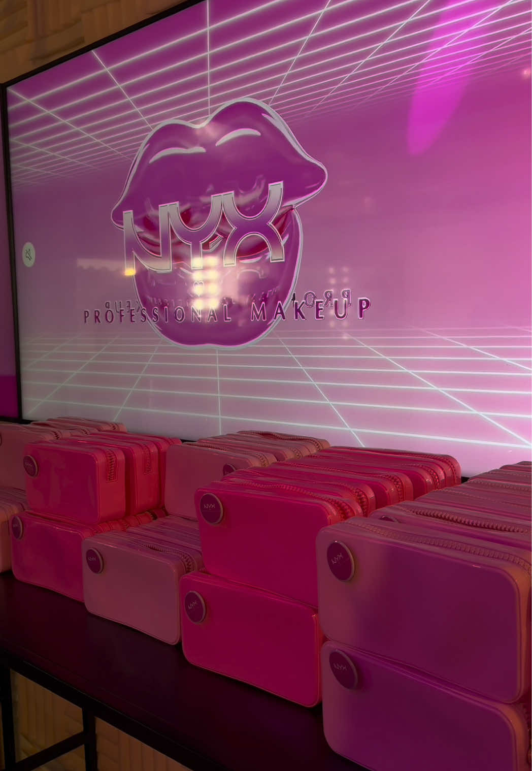 The juiciest jelly you will ever wear  Make sure to check out the @NYX Professional Makeup jelly job for full body glass shine for volumized looking lips  #NYXCOSMETICSJELLYJOB #LIPGLOSS #PLUMPING #AFFORDABLEMAKEUP #LIPCOMBO  