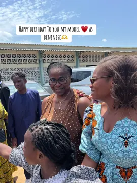 Happy Birthday la Madré, la Reine mère, la force tranquille de nôtre belle nation. Depuis ma discussion avec le staff FCT, j’ai compris pourquoi j’avais tant d’admiration pour votre personne. La GRANDEUR D’ÂME se reflète dans la mission 😍  Ma #michelleobama du Bénin #rolemodel Mrs #talon 