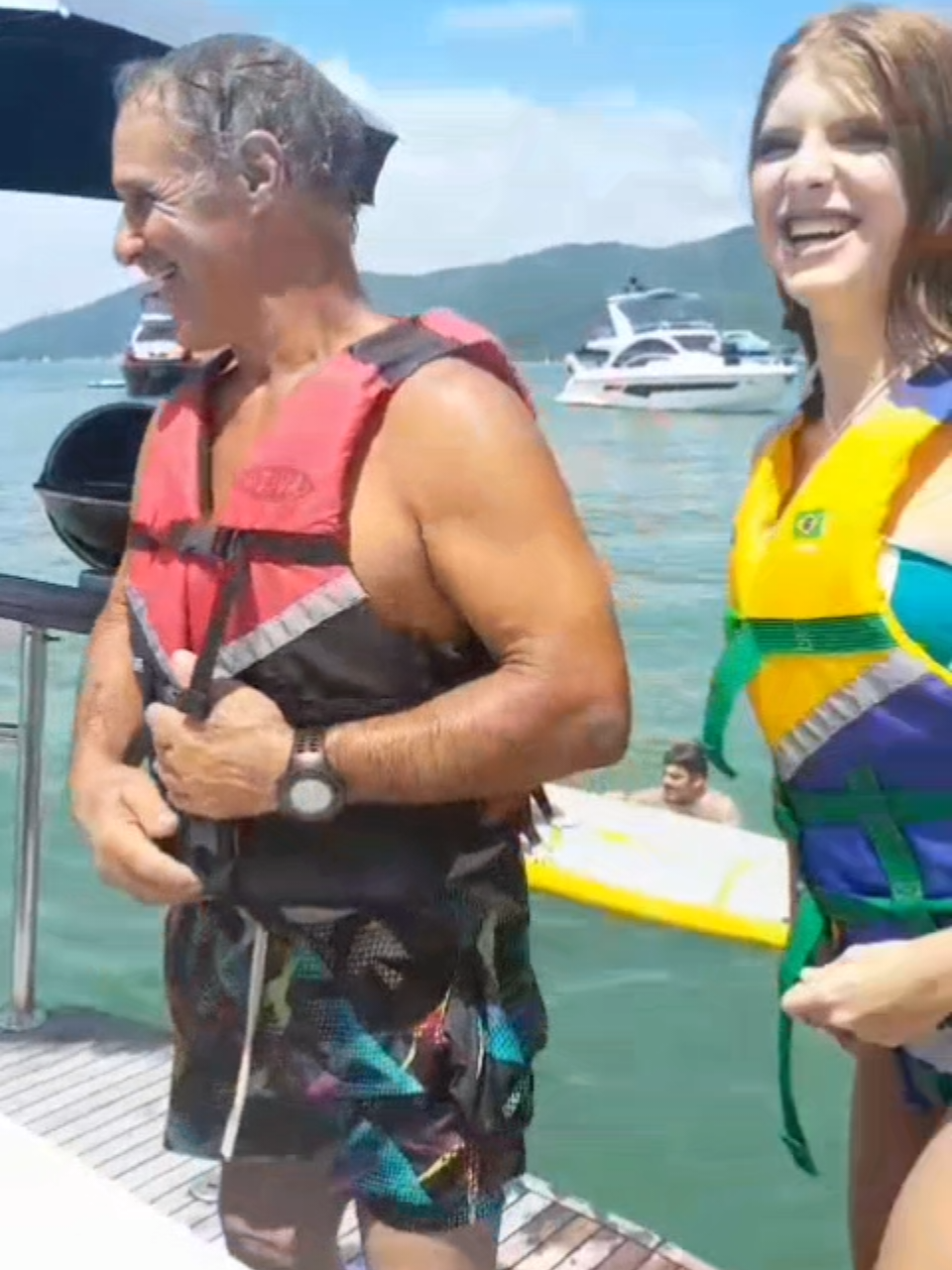 Passeio de lancha em janeiro/2023 Esses dois não tem tempo  ruim,juntos estão sempre alegres e cheios de energia.Que Deus abençoe sempre meus amados...#ModeloJulinha #vovôReginaldo #verão #Florianópolis 