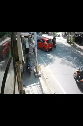 BANTU SEBARKAN DISELURUH PENJURU ATAU PELOSOK MAKASSAR SULAWESI SELATAN DAN SEKITARNYA!!!🙏🏼 Masih Tentang Seorang Anak Prempuan Belum Ditemukan, Umur 4tahun Bernama Bilqis Yang Telah Hilang/Dicuri Berikut Jejak Pantauan Salah Satu Cctv Jalan Memperlihatkan Seorang Wanita Dewasa(Terduga Pelaku Penculikan),Berjalan beriringan Menggandeng Tangan Korban bernama bilqis Bersama 2 anak lainnya. Lokasi Terjadinya Kehilangan Anak,Saat berkunjung Di Taman Pakui Kota Makassar Bersama Ayahnya Minggu Pagi, 02 November 2025 Sekitar Pukul 10.00Wita #infomakassar #makassar #sulawesiselatan #anakhilang  #makassarinfo 