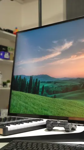 TCL 27R83U — Το 4K Gaming Monitor που σπάει τα όρια Όταν μια οθόνη 27″ αγγίζει τα 160Hz και φωτεινότητα 1600 nits, δεν μιλάμε απλώς για gaming monitor. Το TCL 27R83U με QD-Mini LED τεχνολογία προσφέρει 4K ανάλυση, 1100+ ζώνες dimming, 1ms response time και πιστοποίηση DisplayHDR 1400. Επαγγελματική ακρίβεια χρωμάτων, 