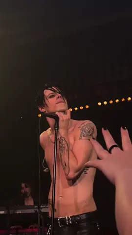 Dono why ya’ll are sleeping on this song. Saw it goin round on my feed for the past couple days so I ripped it. This was live from an acoustic show we did in London earlier this year. I was so sick this night. But to hear yall scream it at me like this made me fly. This song is called “Ghosts” from my new album “Idols”. It’s one of my favourites but it ain’t really hit yet. Go listen. Love.