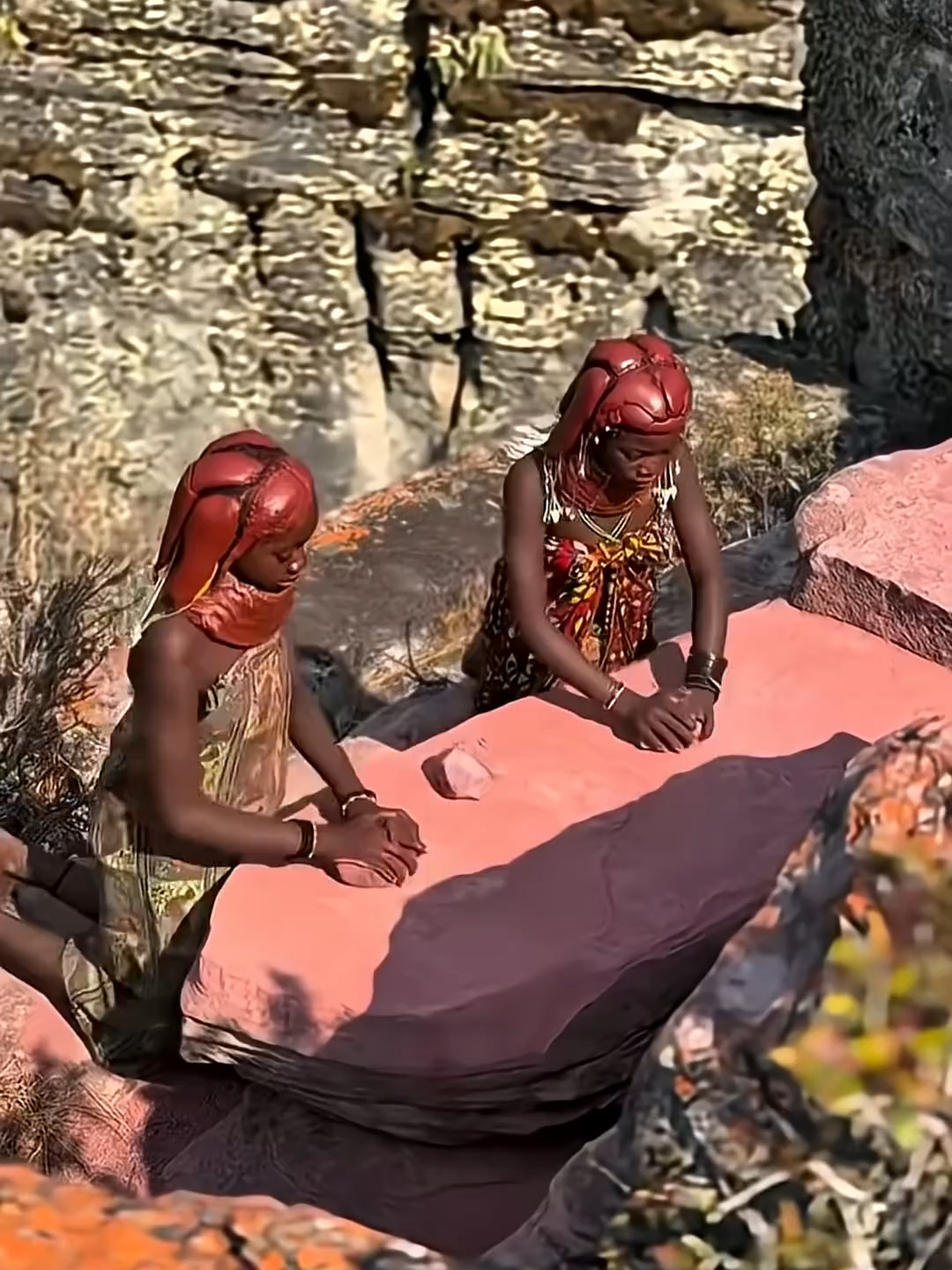 Đây là lý do vì sao bộ tộc châu phi này lại bọc tóc bằng đất sét 😮