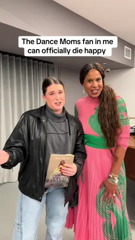 @Dr.Holly told me to show this to anyone who disagrees with me from now on and I will @NiaSioux so amazing meeting both of you😍😍 #dancemoms #drholly #dancemomsclips #dancemomsedits #bottomofthepyramid 