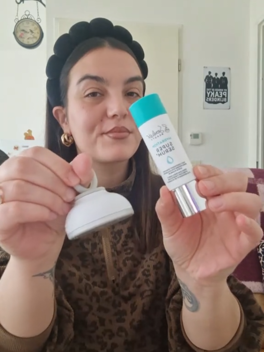 La marque @Seoulista Beauty 🩷 - Cryo Cool® Skin Tool : appareil refroidissement de la peau. Apaise, dégonfle, rehausse le teint. Conçu pour être utilisé avec les Seoulista Super Sérum. Favorise le drainage lymphatique pour réduire les poches. Stimule la microcirculation. Apaise les irritations et les rougeurs. - Seoulista Hydratation Super Sérum : pour tous types de peaux, particulièrement les peaux sèches et déshvdratées. Formulé avec de l'acide hyaluronique, du squalane anti-inflammatoire et de la vitamine B5 réparatrice. Pénètre les couches profondes de la peau pour stimuler la production de collagène, tandis que les molécules plus grandes se lient pour hydrater la surface de la peau, pour un teint repulpé et hydraté - Masque visage Correct & Calm Instant Facial® : traitement a la biocellulose infusée à l'hamamélis et aux feuilles d'eucalyptus. Réduit les irritations et les rougeurs de la peau Formule riche en anti-oxydants qui répare et redensifie la peau, la laissant hydratée, apaisée et revivifiée - Patchs yeux Hvdrate Eye Lift® : patchs a la Cryo refroidissement infusés d'acide hyaluronique, de rose noire et de baripep™. Hydratent intensément le contour des yeux, repulpent et lissent la peau - Patchs yeux Brighten Eye Lift® : patchs Cryo refroidissement infusés de niacinamide, de rose noire et de baripep™, aident à éclaircir apaiser et énergiser le contour de l'oeil @The Beauty Partners #seoulistabeauty #skincare #skincareroutine #cryotherapy #kalinabeauty 