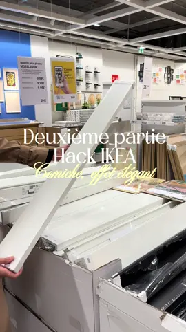 💡✨Deuxième partie : IKEA Hack – corniches pour cacher vos rideaux de façon discrète et élégante. Petit budget, effet maxi  Et vous, avez-vous déjà testé ce type d’IKEA Hack chez vous ? Alors, qu’en pensez-vous du résultat ?  C’est la meilleure astuce trouvée à petit prix, et si vous n’êtes pas bricoleuse, c’est parfait pour vous ! Il suffit d’acheter des tablettes IKEA et de les fixer facilement au mur, c’est super simple  Pour un effet encore plus cosy, ajoutez un ruban LED Action qui illumine subtilement la pièce. . Références : MOSSLANDA – Tablette pour photos, blanc, 115 cm (IKEA) : 9,99 € Ruban LED LSC Smart Connect, 5 m (Action) : 18,97 €   #ikeahack #ikeadiy  #decodeas  #lightdecor #actionhack 
