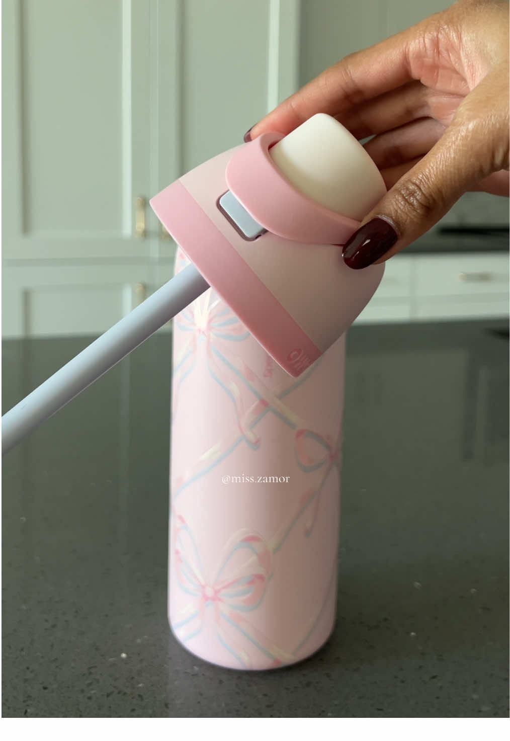 So pretty 🎀 #owala #owalawaterbottle #waterbottle #owalaholidaycollection #pink