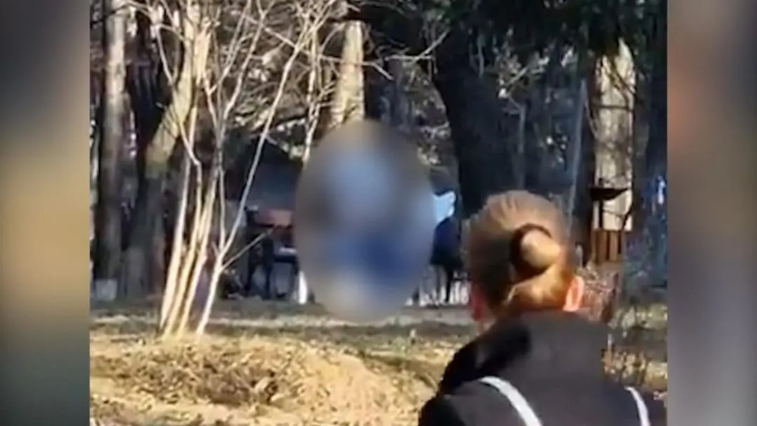 Judecătoria Turda a decis: începe procesul într-un caz delicat de ultraj contra bunelor moravuri. Un bărbat, în vârstă de 26 de ani la data faptei, și o adolescentă de 15 ani sunt acuzați că ar fi întreținut relații sexuale în plin parc public. Marți, 4 noiembrie 2025, judecătorul de cameră preliminară a analizat dosarul și […] Source