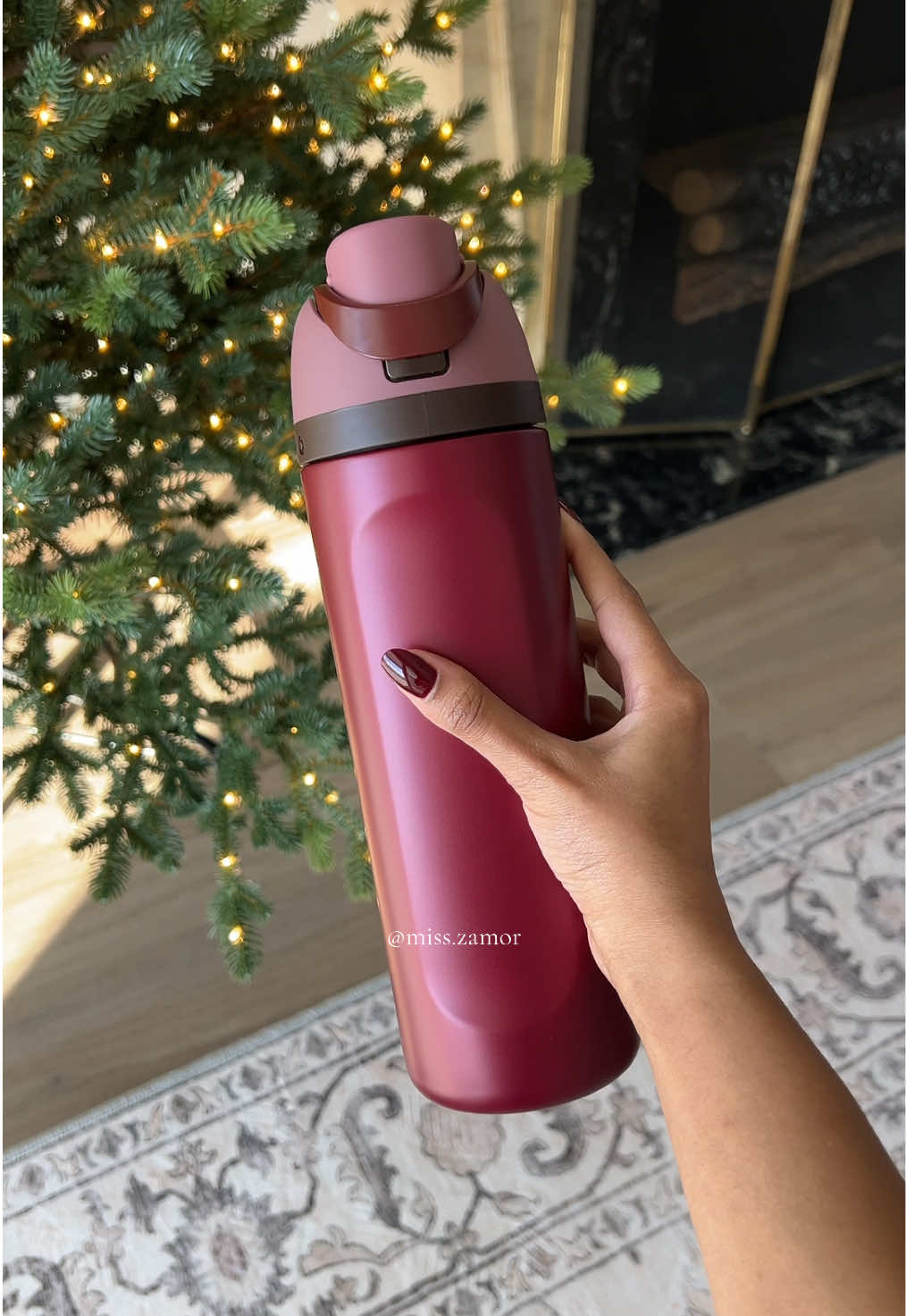 I’m obsessed 🍒 #owala #owalawaterbottle #waterbottle #owalaholidaycollection #blackcherryowala