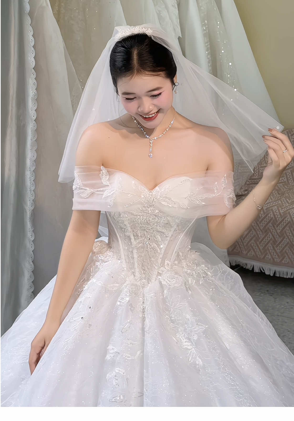 Bản váy vai ngang nhẹ nhàng, siu dễ diện, giá xinh ạ hổng phải suy nghĩ Lăng Kính mời dâu ghé lựa thôi🌿🌿#xh #langkinhvaycuoi #vaycuoivaingang #vaycuoinhenhang #vaycuoicodau 