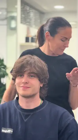 Per info e app scrivimi in privato Per Gabriele oggi  Un bel MULLET E chi lo ferma?!?!? #capelli #tagliouomo #bellezza 