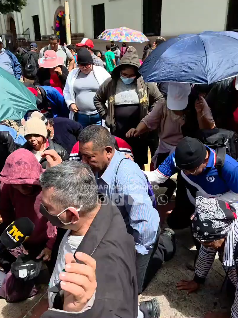 🙏 De rodillas y orando, inversionistas de Koriun exigen respuestas a las autoridades en los bajos del Congreso Nacional. Video: Elvis Mendoza | EL HERALDO