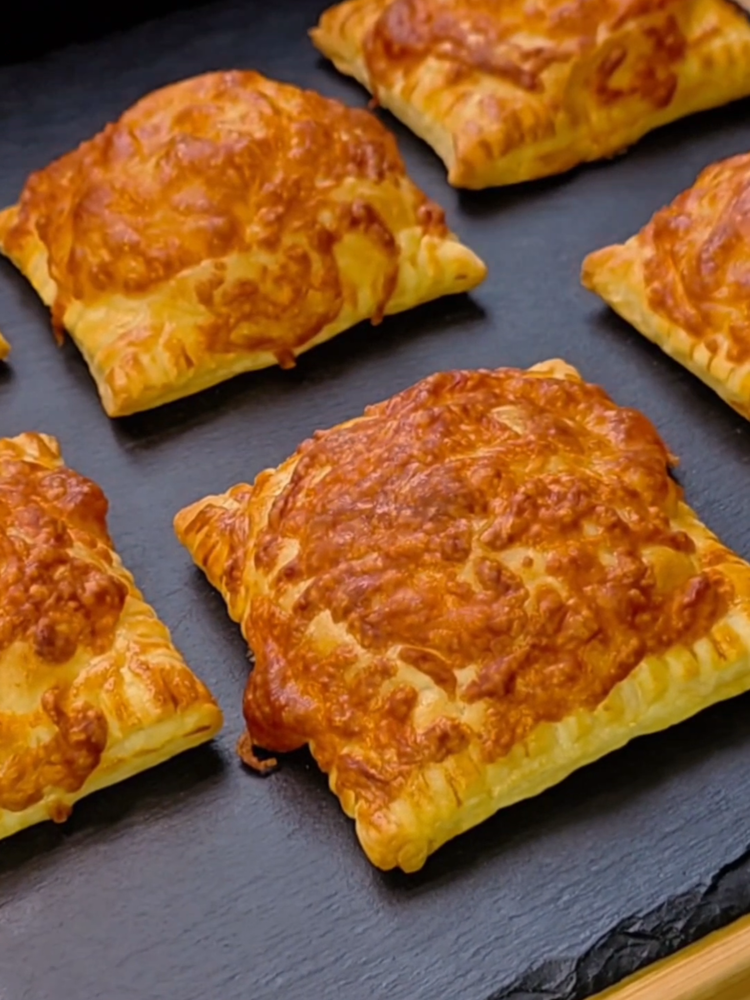 ⬇️ 🇩🇪 Rezept / 🇬🇧 recipe ⬇️ 🫓 Salami-Käse-Taschen 🫓 Zutaten: • 1 Packung frischer Blätterteig (275 g) • 12 Scheiben Salami • 6 Schmelzkäse (Kiri) • 1 Ei • 75 g geriebener Käse Im vorgeheizten Backofen bei 200°C 15 Minuten lang backen.   🫓 Salami and cheese pockets 🫓 Ingredients: • 1 sheet puff pastry (275 g) • 12 slices of salami • 6 processed cheese (Kiri) • 1 egg • 75 g grated cheese Bake in a preheated oven at 200°C for about 15 minutes. #blätterteig #puffpastry #Snack #Brunch 