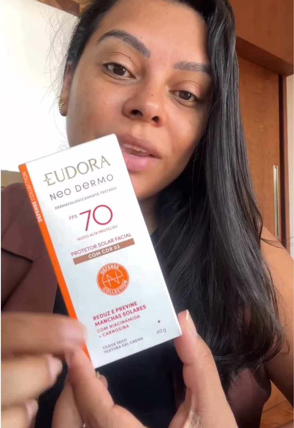 🛍️ Garanta o seu novo protetor com cor favorito!  O Eudora Neo Dermo FPS 70 protege sua pele dos raios UVA/UVB e da luz azul enquanto uniformiza o tom e disfarça imperfeições com acabamento natural e toque aveludado. 💧 Textura leve e confortável 🌞 Proteção FPS 70 🌸 Enriquecido com Niacinamida e Carnosina Pronta Entrega! #eudora #influsdabelezagb #revendedoresgrupobotocario #neodermoeudora 