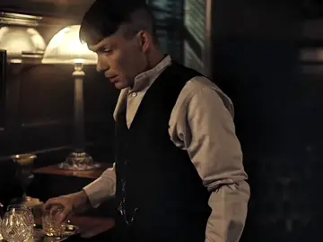 أسعى على جدد المدارج ضاحكا والهم في قلبي يجول ويرعد...🎶🌷💘 #fyp #explore #توماس_شيلبي🥀🥀 #فيلسوف_شيلبي_🥀🖤🎩🖇🚬 