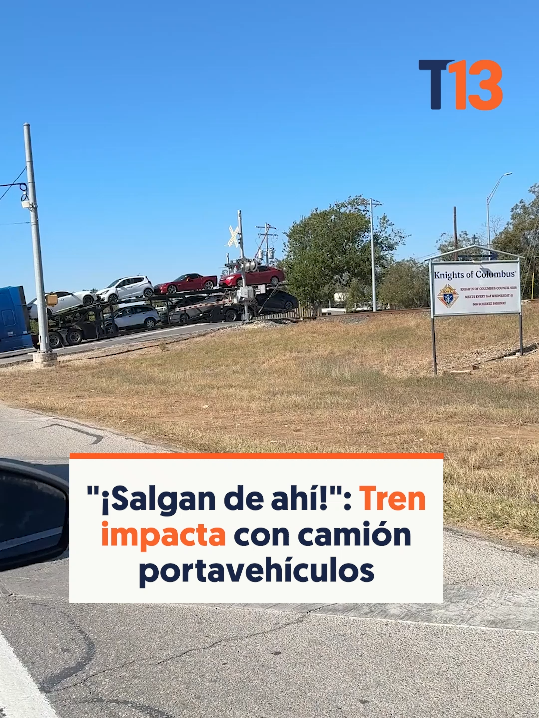 Un tren chocó contra un camión semirremolque que transportaba automóviles después de que un conductor intentara cruzar un paso a nivel en Schertz, #Texas. Un vídeo grabado por Camron M Colwell muestra el momento en que el tren choca contra el camión de 18 ruedas. En las imágenes, se oye a dos mujeres gritar 