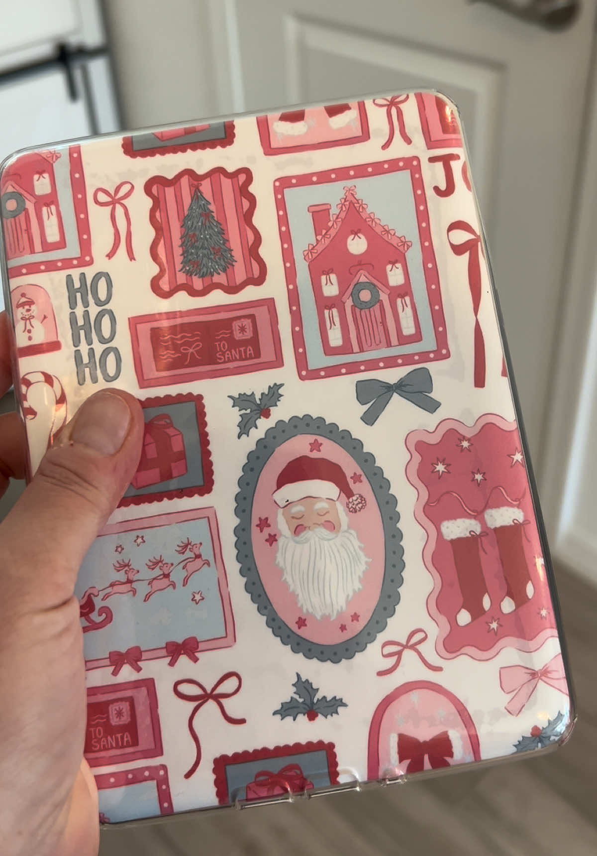 Make your kindle holly jolly with this adorable insert!! You can make it festive in under 10 seconds! 🎄 #BookTok #kindle #kindlegirlie #christmas #christmasdecor 📚 