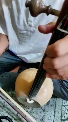 ئای مەگەر من کوورەی کاڵێ گیان زڕنگەرانم ئای هەر سات ئاگرێ جوانێ گیان بەر ئەی لە گیانم ئای حەریر حەریرە حەریرە حەریر هەر یەسە ئای حەریر حەریرە حەریرە حەریر هەر یەسە دەمکوڵ و پاچەرموو جوانێ گیان چوو بۆ مەدرەسە ئای تو مەرگی براکەت کاڵێ گیان جەفا و جەور بەسە ئای ڕەنگم زەرد نەبوو کاڵێ گیان تۆ کردت بە بەی ئاخ کافر دڵ لە سەنگ جوانێ گیان تامڵ کەم تا کەی ئای حەریر حەریرە حەریرە حەریر هەر یەسە ئای حەریر حەریرە حەریرە حەریر هەر یەسە دەمکوڵ و پاچەرموو جوانێ گیان چوو بۆ مەدرەسە ئای تو مەرگی براکەت کاڵێ گیان جەفا و جەور بەسە . . #kurdsoul  #kurd  #kurdish  #kurdistan 