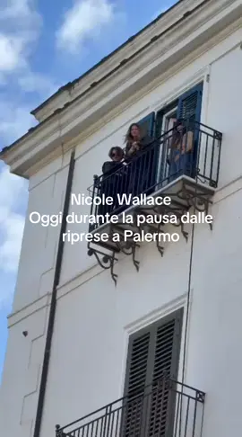 Nicole Wallace durante una pausa dalle riprese a Palermo #nicolewallace #fyp #perte #viral 