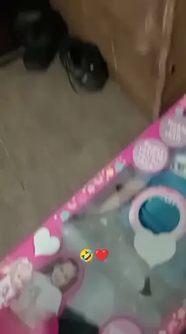 ella tenía la muñeca y prefirió jugar con la caja 🤣 te amo mi princesita 