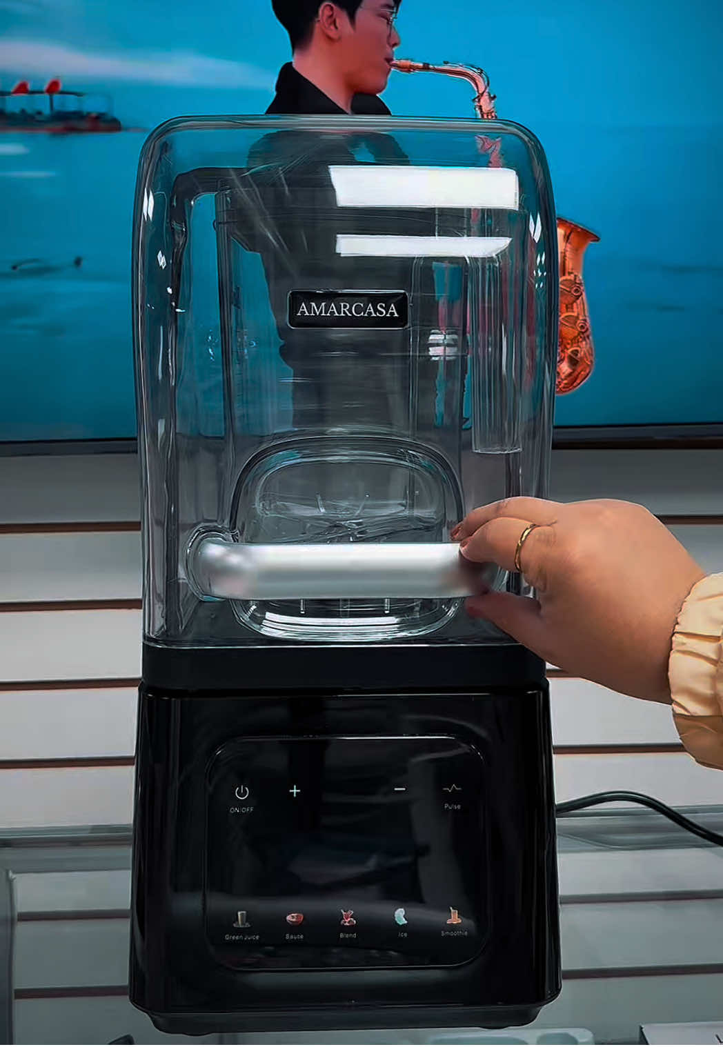 Mismo poder, mejor precio. 😎 Prepara todo lo que siempre haz querido en segundos. 🍌🍓🥭🫐 . . . #licuadora #blender #smoothies #frappes #cocina 