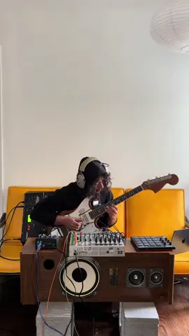 🧚🏾‍♂️ #guitarsynth #rolandvg8 