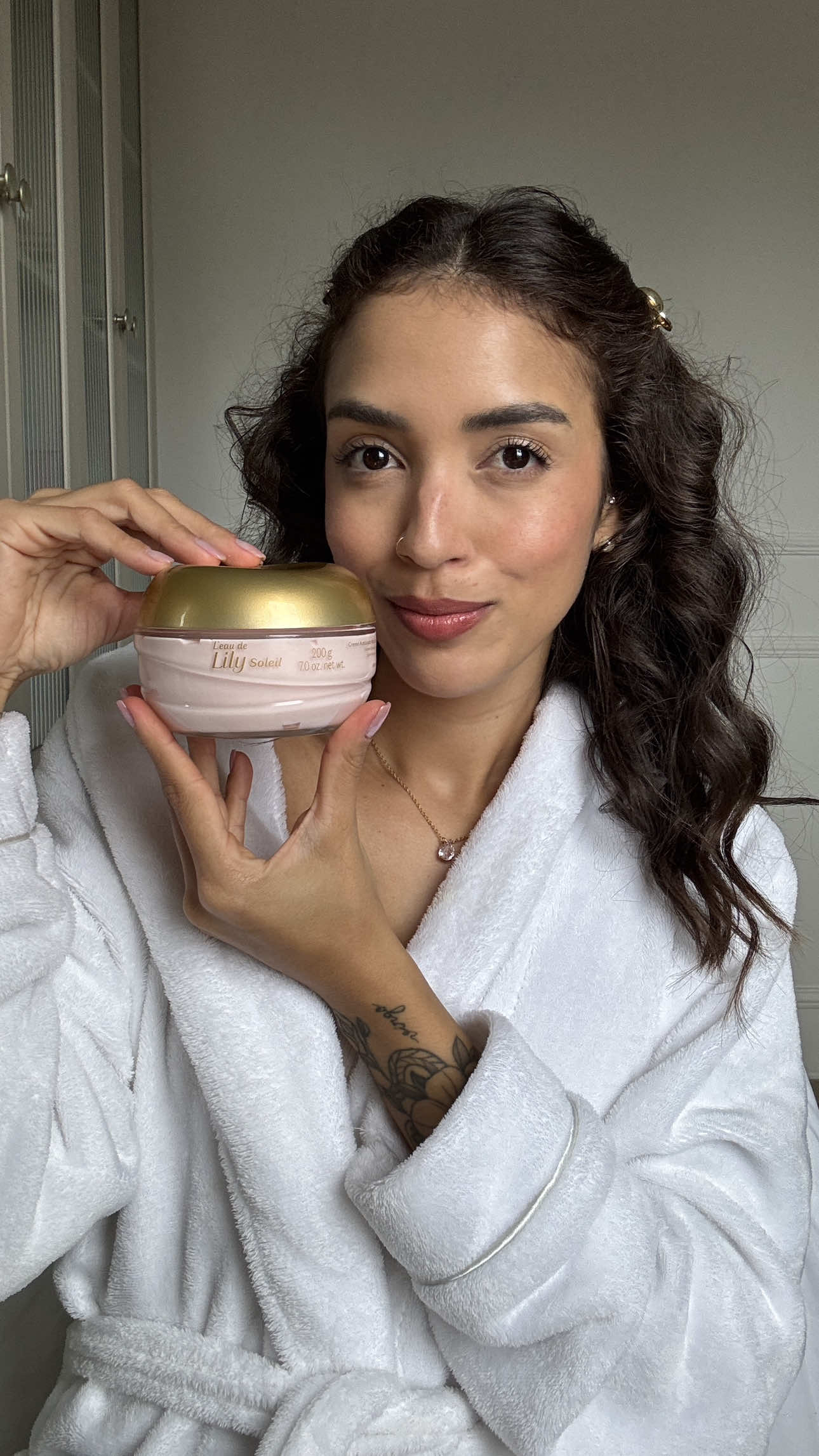 Um presente perfeito pra quem ama se cuidar 💐 O novo Lily Soleil Acetinados deixa a pele com toque acetinado, fragrância sofisticada e hidratação duradoura!  @O Boticário  publi #oboticario #lilysoleil #lilyacetinados